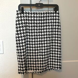 Houndstooth pattern pencil skirt